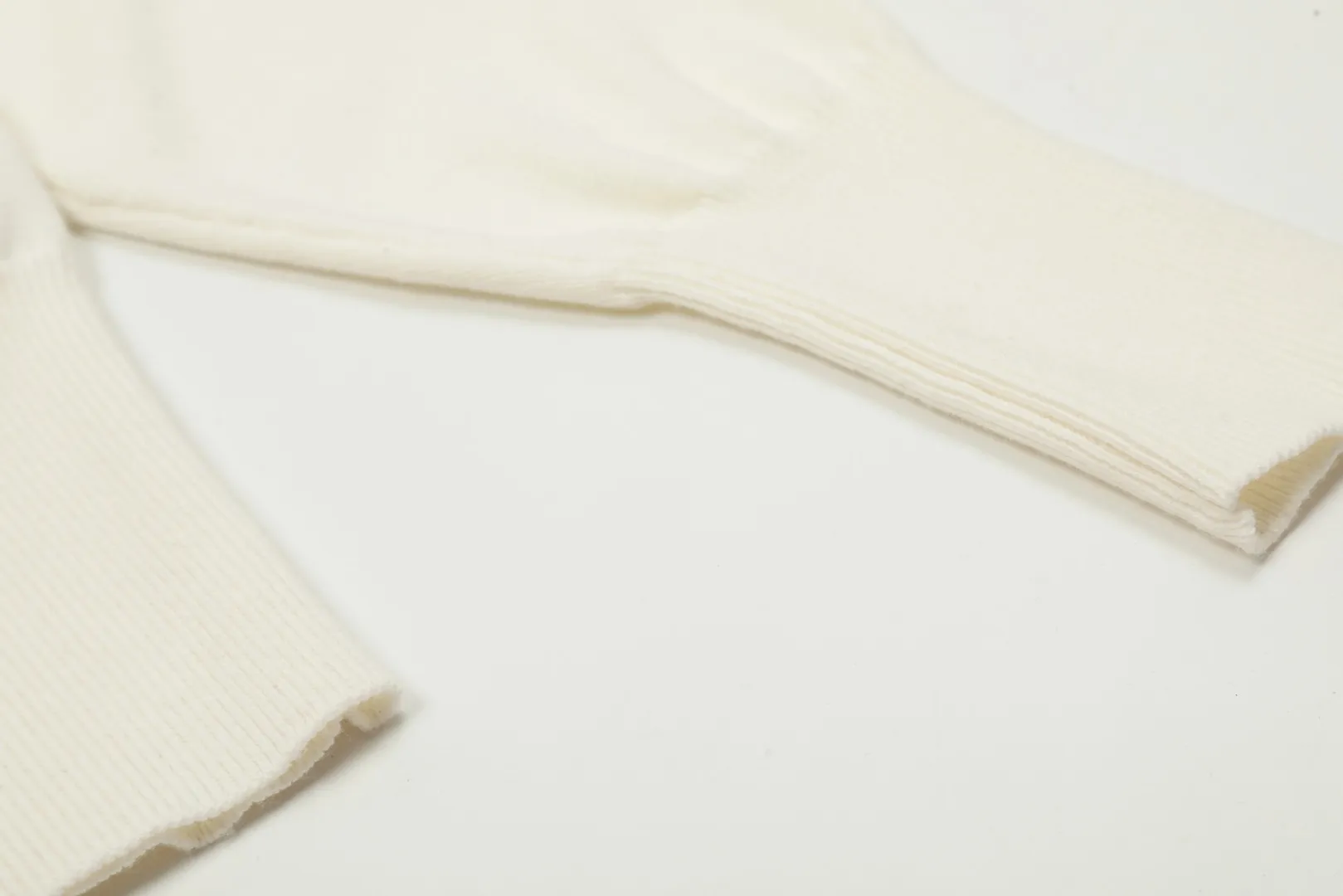 VIVI115 # vivienne west wood Vivienne classic knitted sweater wool cardigan 2024 autumn latest style Exclusive and highest quality on the entire network Order with confidence - 🧩 15% merino cotton wool 85% wool blend 🧩Correct Italian 🇮🇹100% wool washed wheat logo 🧩Original purchase, real mold opening 🧩Original purchase records and comparison pictures can be provided. Place your order with confidence. 🧩Instant sale of all Taobao 300+ versions. The purchasing quality is excellent. It is definitely not a copywriter party. It is a real good product. The real product far exceeds the budget. Size: S -M- L. Color: black, white, light green, purple, apricot.